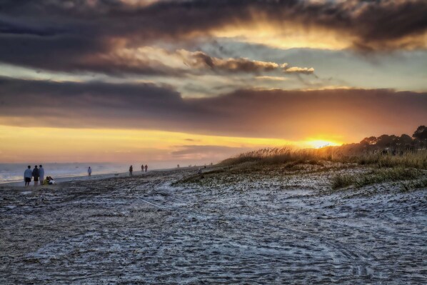 Beach - Total renovation June 2024, views, pool, hot tub & beach club pick up (Hilton Head)