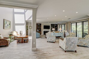 TV, offices - Walk to the beach Top-floor penthouse with 4 balconies & pool (Hilton Head)