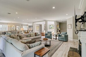 TV, offices - Walk to the beach Top-floor penthouse with 4 balconies & pool (Hilton Head)