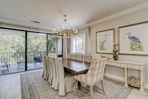 Dining - Walk to the beach Top-floor penthouse with 4 balconies & pool (Hilton Head)