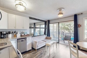TV, offices - Updated Condo W/ Fast WiFi, Shared Pool, Balcony & Central AC - Walk to Beach (Hilton Head)