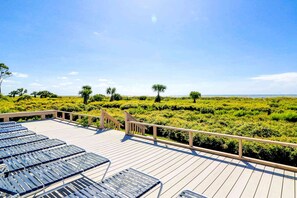 Property grounds - Updated Condo W/ Fast WiFi, Shared Pool, Balcony & Central AC - Walk to Beach (Hilton Head)