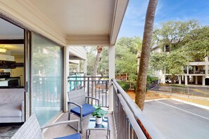 Property grounds - Updated Condo W/ Fast WiFi, Shared Pool, Balcony & Central AC - Walk to Beach (Hilton Head)