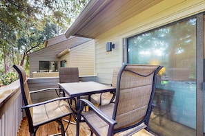 Outdoor dining - Updated Harbour Town Hideaway with Pool & Balcony | Walk to Shops & Golf (Hilton Head)