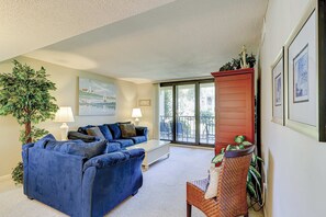 TV, DVD player - Island oasis with balcony, beach access, pool, hot tub (Hilton Head)