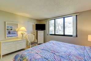 Iron/ironing board, WiFi, bed sheets - Island oasis with balcony, beach access, pool, hot tub (Hilton Head)