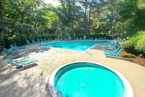 Pool - Stunning and bright condo in The Sea Pines Plantation with golf course views (Hilton Head)