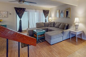 TV, offices - Stunning and bright condo in The Sea Pines Plantation with golf course views (Hilton Head)