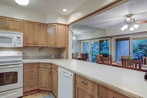 Fridge, microwave, oven, stovetop - Stunning and bright condo in The Sea Pines Plantation with golf course views (Hilton Head)