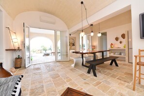 Dining - Villa LàMìa Donnagnora in Ostuni, heated pool and pets allowed (Ostuni)