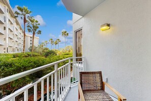 Property grounds - Oceanfront condo with pools, hot tubs, WiFi, washer/dryer, & central A/C (Hilton Head)