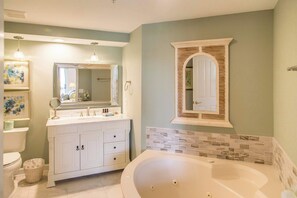 Shower, towels - Beach dream w/ balcony view & shared pool - steps from the beach (Hilton Head)