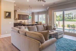TV, DVD player, offices - Modern home on 7th fairway with private pool & porch - near shopping & beaches (Hilton Head)