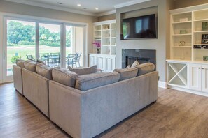 TV, DVD player, offices - Modern home on 7th fairway with private pool & porch - near shopping & beaches (Hilton Head)