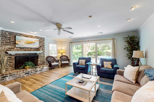 Ranch-style home with private pool with spa & golf course view - dog-friendly