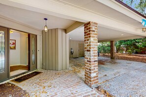 Terrace/patio - Ranch-style home with private pool with spa & golf course view - dog-friendly (Hilton Head)