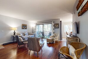 TV, DVD player, offices - Dog-friendly villa w/ lagoon views & an updated interior - near beach & pools (Hilton Head)