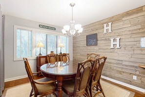 Dining - Dog-friendly villa w/ lagoon views & an updated interior - near beach & pools (Hilton Head)