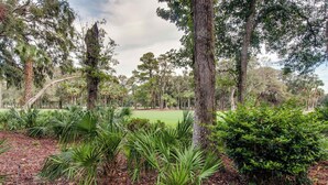 Un campo de golf con árboles y diversas plantas.