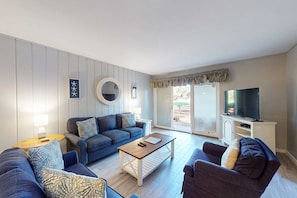 TV, offices - Ground level condo with pool, golf & Sea Pines Beach Club access (Hilton Head)