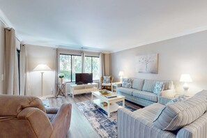 TV, offices - Snow Bird Friendly, ground-floor island gem with pool access - walk to beach (Hilton Head)