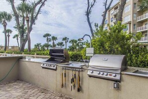 Property grounds - Dreamy condo on the beach w/ balcony view, shared pool, & charming decor (Hilton Head)