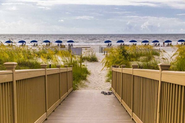 On the beach - Dreamy condo on the beach w/ balcony view, shared pool, & charming decor (Hilton Head)