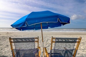 On the beach - Updated oceanfront villa with amazing views, balcony, pool access & W/D (Hilton Head)