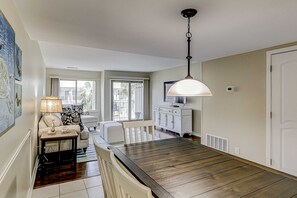 TV, offices - Beautiful condo with pool, tennis, balcony, central AC, & washer/dryer (Hilton Head)