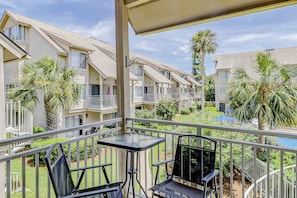 Property grounds - Beautiful condo with pool, tennis, balcony, central AC, & washer/dryer (Hilton Head)