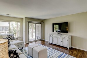 TV, offices - Beautiful condo with pool, tennis, balcony, central AC, & washer/dryer (Hilton Head)