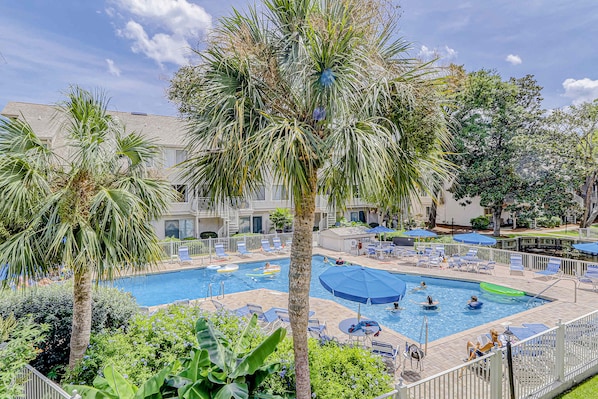 Pool - Beautiful condo with pool, tennis, balcony, central AC, & washer/dryer (Hilton Head)