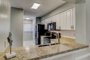 Fridge, microwave, oven, stovetop - Beautiful condo with pool, tennis, balcony, central AC, & washer/dryer (Hilton Head)