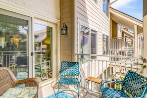 Terrace/patio - Courtside Villas Retreat w/pools & tennis courts - near beach & Coligny fun (Hilton Head)