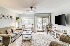 TV, DVD player, offices - Courtside Villas Retreat w/pools & tennis courts - near beach & Coligny fun (Hilton Head)