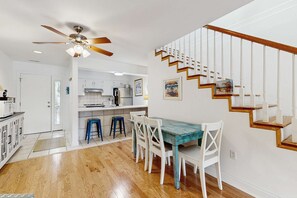 Fridge, microwave, oven, stovetop - Peaceful coastal escape on golf course w/ AC, & W/D - near trails & the beach (Edisto Beach)