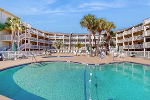 Pool - Top Floor Condo w/ Ocean Views, Pool, Balcony & WIFI - Walk to Beach (Hilton Head)