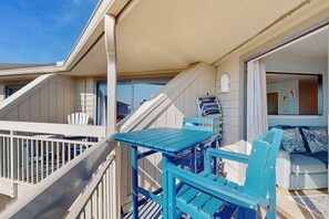 Outdoor dining - Top Floor Condo w/ Ocean Views, Pool, Balcony & WIFI - Walk to Beach (Hilton Head)