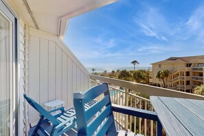 Property grounds - Top Floor Condo w/ Ocean Views, Pool, Balcony & WIFI - Walk to Beach (Hilton Head)