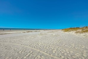 On the beach - Modern condo with water views, central air-conditioning, shared pool, & hot tub (Hilton Head)