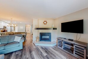 TV, offices - Serene villa with pool, beach access, tennis, central AC, & washer/dryer (Hilton Head)