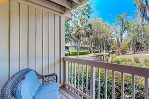 Property grounds - Serene villa with pool, beach access, tennis, central AC, & washer/dryer (Hilton Head)