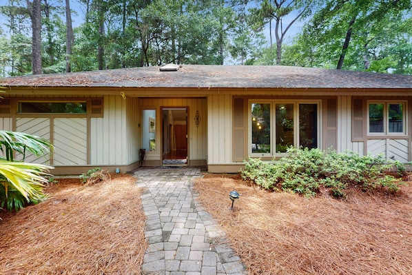 Exterior detail - Fabulous island home with private pool, fast WiFi, grill, sunroom & central AC (Hilton Head)