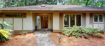 Fabulous island home with private pool, fast WiFi, grill, sunroom & central AC