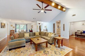 TV, offices - Fabulous island home with private pool, fast WiFi, grill, sunroom & central AC (Hilton Head)