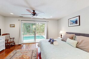 Desk, iron/ironing board, WiFi, bed sheets - Fabulous island home with private pool, fast WiFi, grill, sunroom & central AC (Hilton Head)