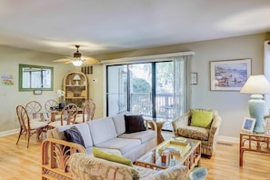 TV, offices - Terrific island escape with pool, furnished patio, fast WiFi & beach nearby (Hilton Head)