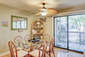 Dining - Terrific island escape with pool, furnished patio, fast WiFi & beach nearby (Hilton Head)
