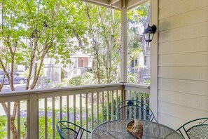 Outdoor dining - Terrific island escape with pool, furnished patio, fast WiFi & beach nearby (Hilton Head)