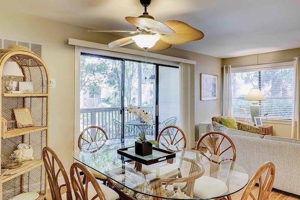 TV, offices - Terrific island escape with pool, furnished patio, fast WiFi & beach nearby (Hilton Head)